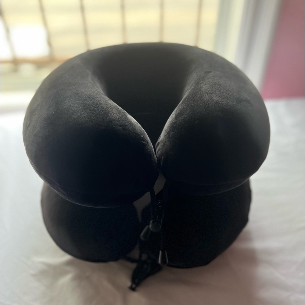 MEMORY FOAM NECK PILLOWS